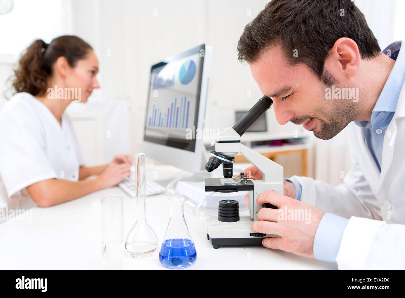 Avis d'un scientifique et son assistant dans un laboratoire Banque D'Images