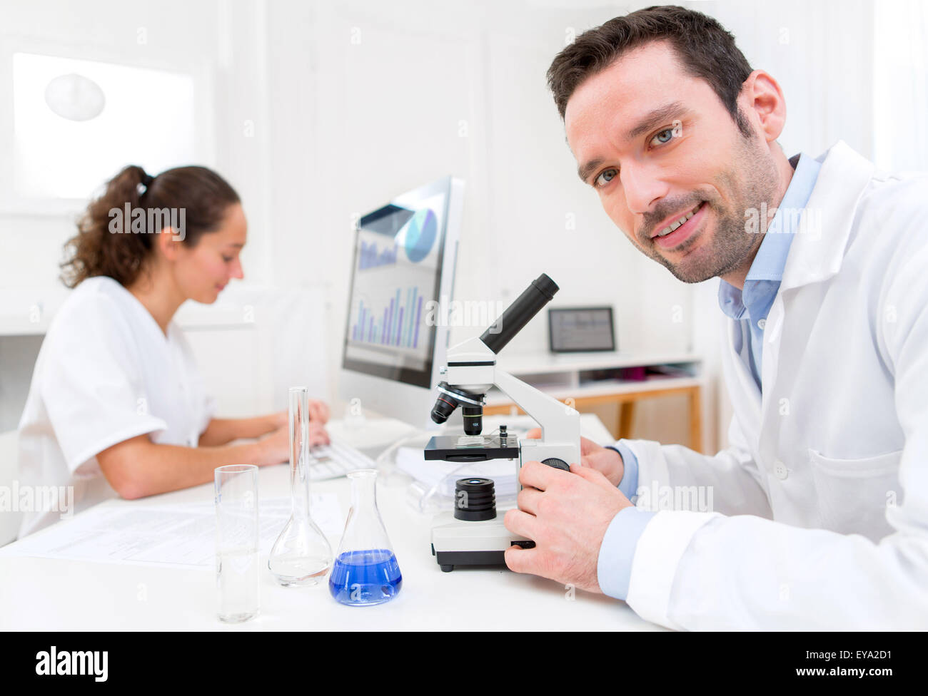 Avis d'un scientifique et son assistant dans un laboratoire Banque D'Images