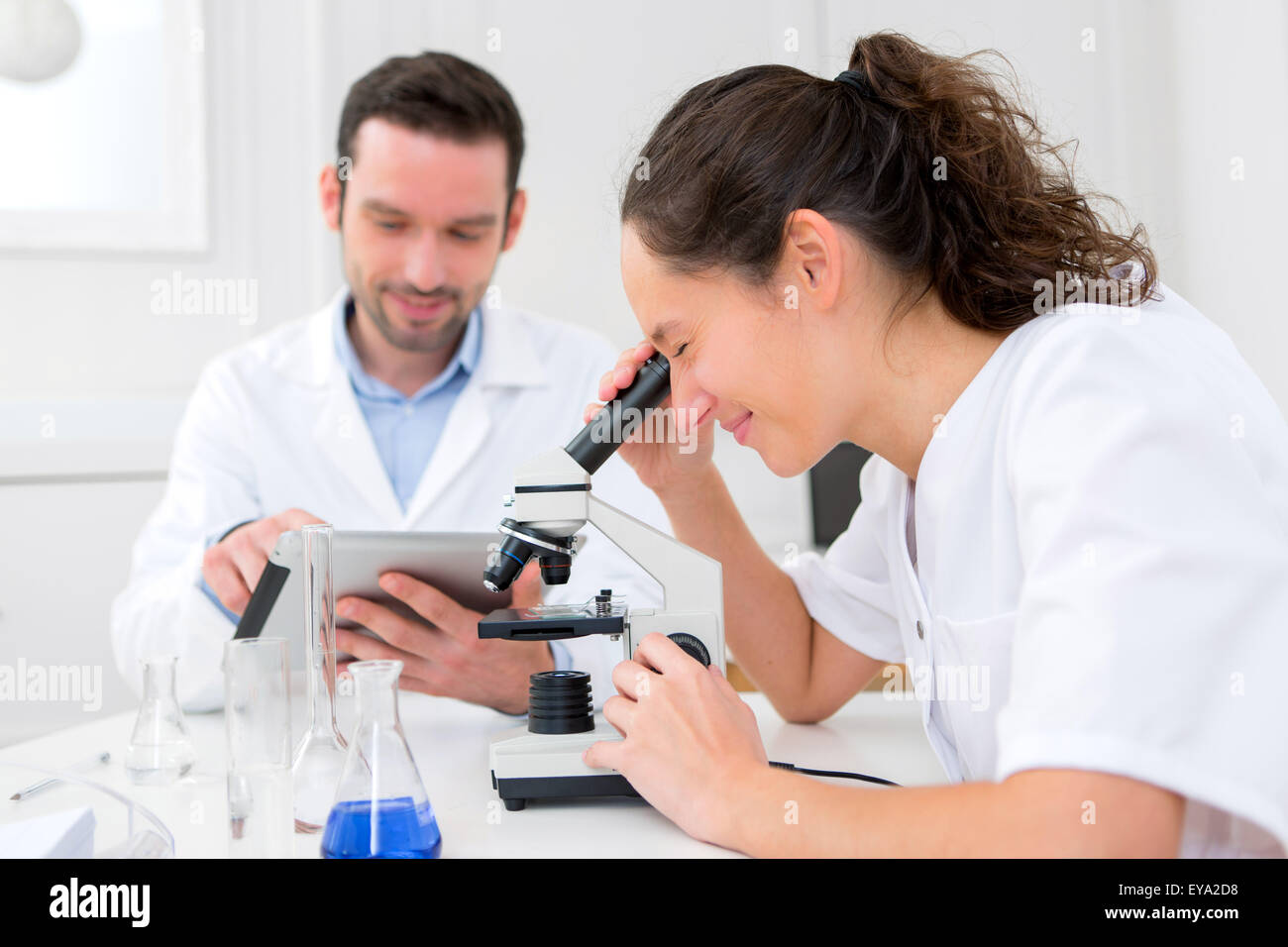 Avis d'un scientifique et son assistant dans un laboratoire Banque D'Images