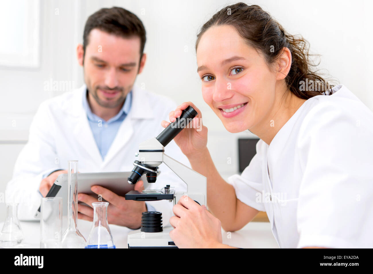 Avis d'un scientifique et son assistant dans un laboratoire Banque D'Images