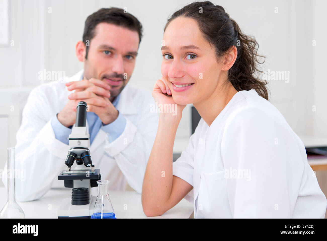 Vue d'une équipe de scientifiques dans un laboratoire Banque D'Images