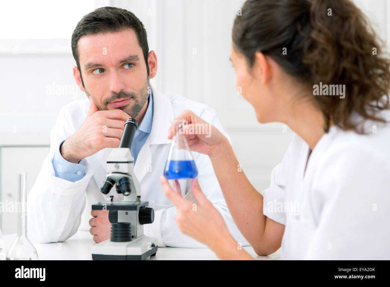 Avis d'un scientifique et son assistant dans un laboratoire Banque D'Images