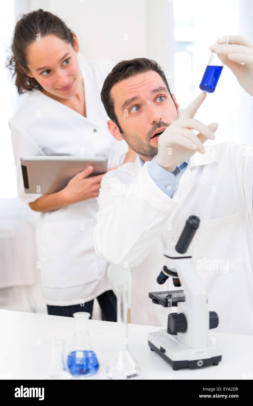 Avis d'un scientifique et son assistant travaillant dans un laboratoire Banque D'Images