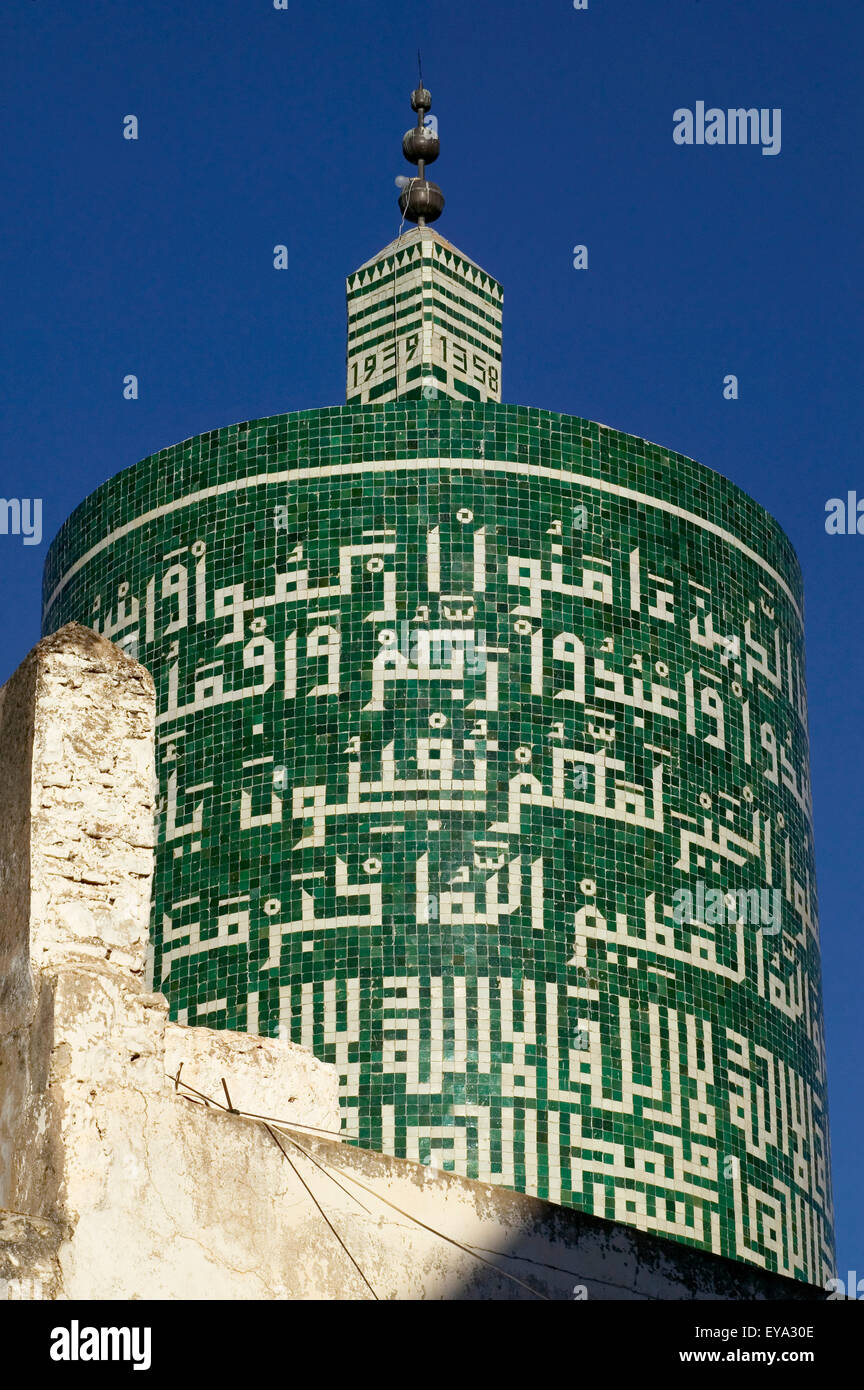 Minaret avec mosaïque en caractères coufiques, Script,Maroc Moulay Idriss Banque D'Images