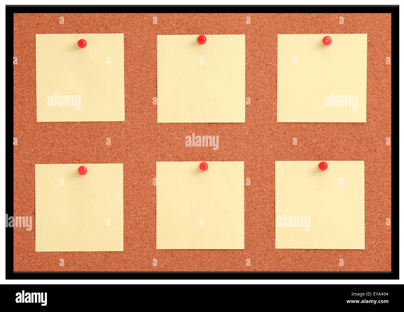 Panneau de liège avec les notes et les axes rouges Banque D'Images