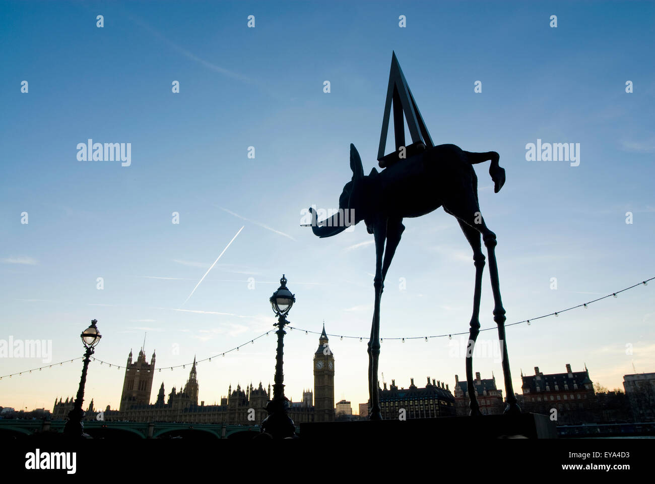 L'Éléphant de Dali avec Westminster en arrière-plan, London,UK Banque D'Images