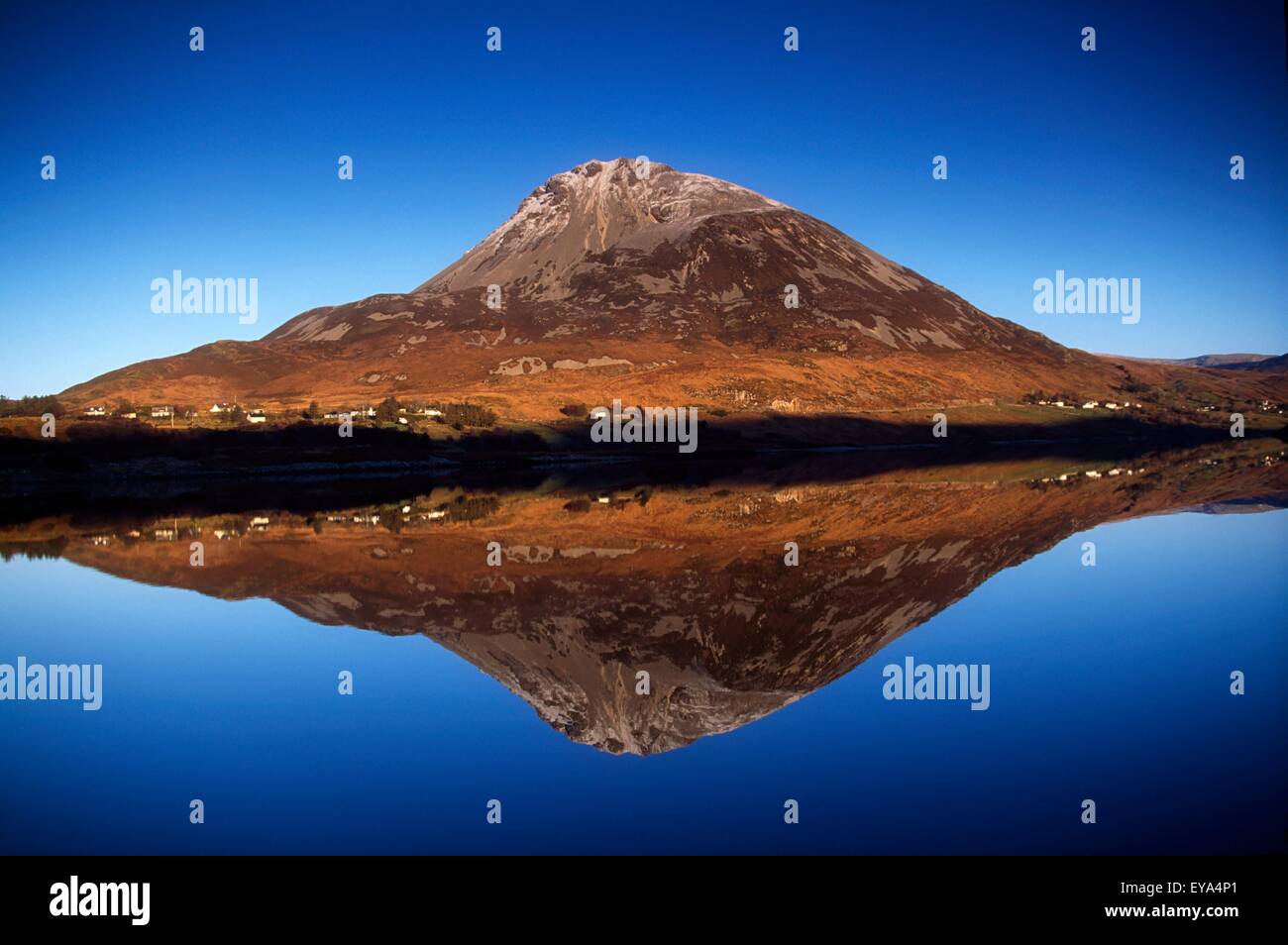 Le Mont Errigal, Lough Nacung, Dunlewy, comté de Donegal, Irlande ; Mountain reflète dans Lake Banque D'Images