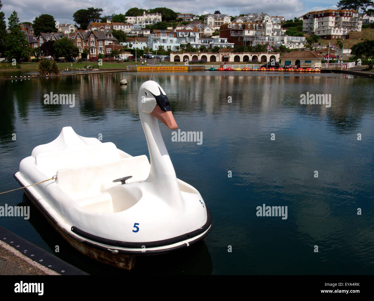 Swan paddle bateau, lac de plaisance de Goodrington Sands, Paignton, Devon, UK Banque D'Images
