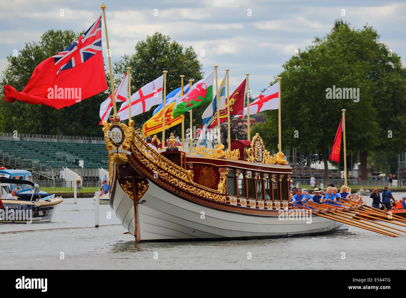 La Barge Royale Gloriana sur la Tamise à Henley, où bateaux classiques se sont réunis au Festival de bateau traditionnel Henley 2015 Banque D'Images