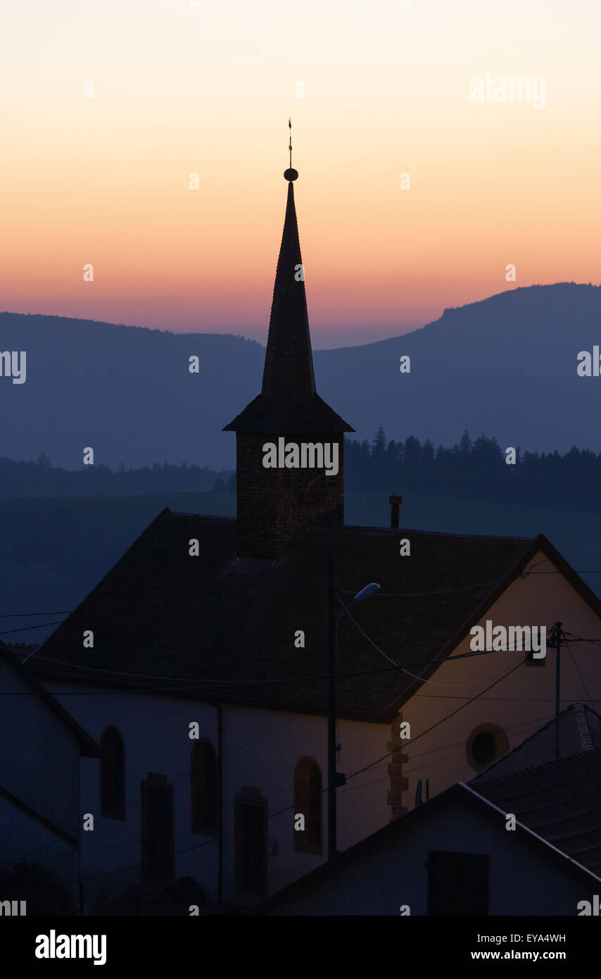 Schoenberg, France Silhouette de la tour de l'église dans le crépuscule Banque D'Images