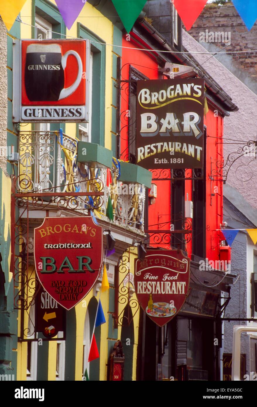 O'Connell Street, Ennis, dans le comté de Clare, Irlande ; enseignes de pub Banque D'Images