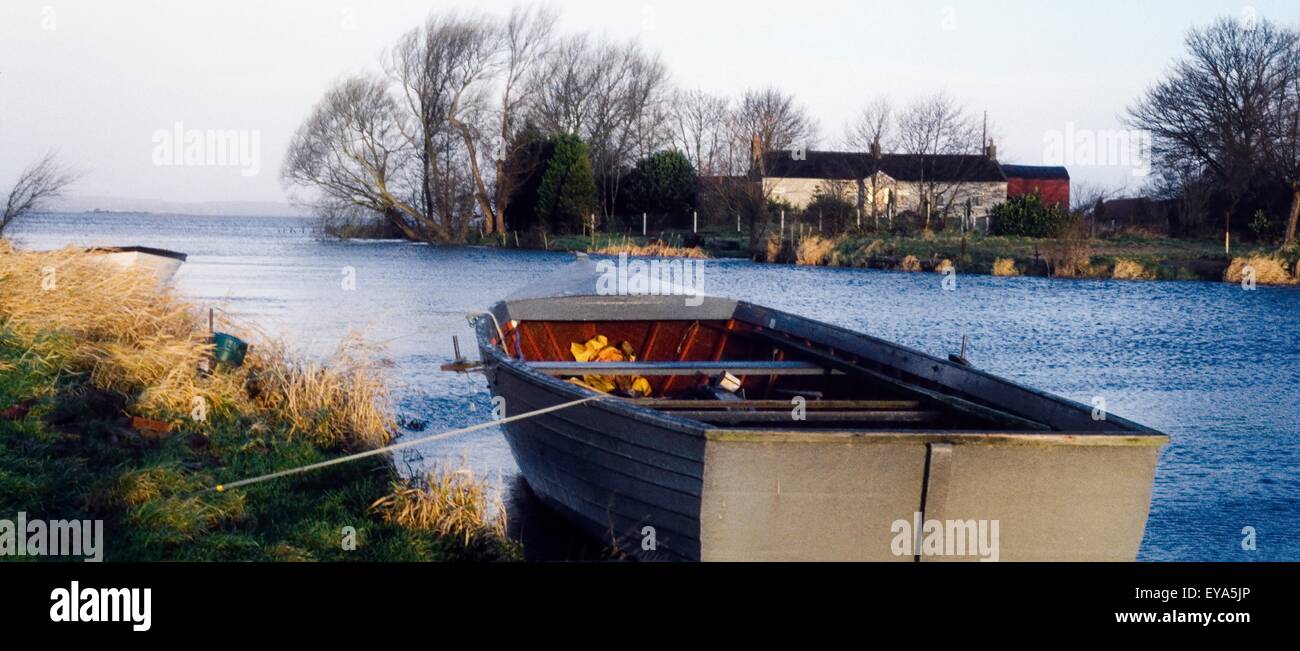 Lough Neagh, Co Antrim, Irlande ; bateau dans un lac Banque D'Images