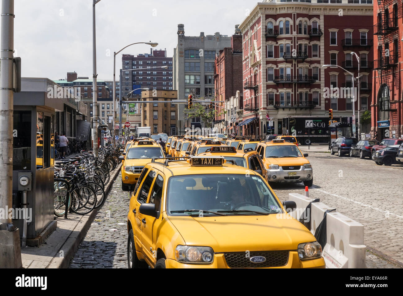 Les taxis Les taxis, la queue à Erie Lackawanna Terminal de train d'Hoboken. New Jersey. USA. Banque D'Images