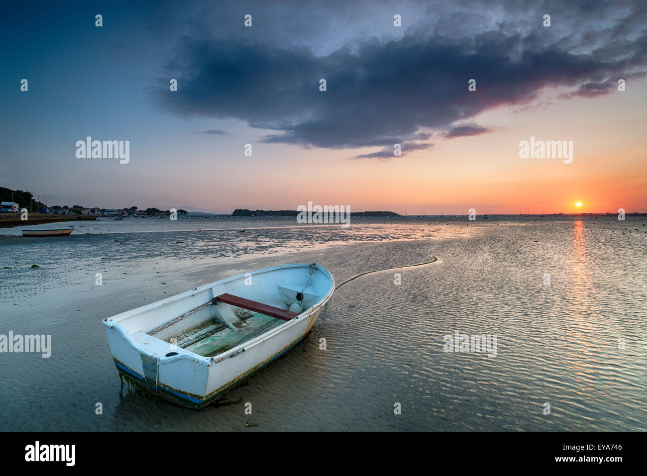 Un bateau blanc sur la plage de Shore Road au Sandbanks à Poole, dans le Dorset Banque D'Images