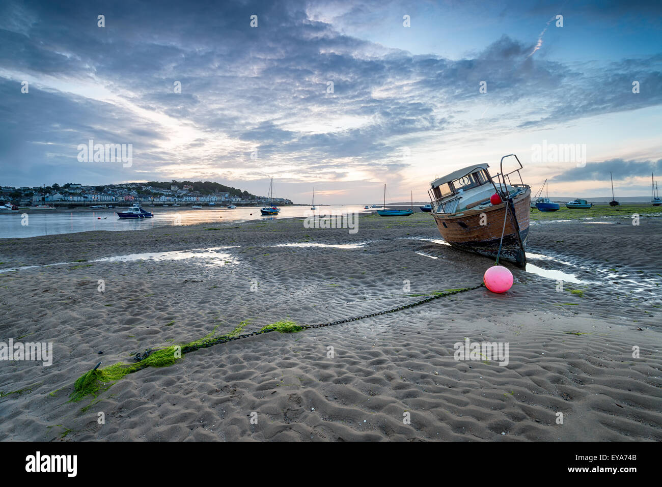 Un bateau de pêche en bois sur la plage à Instow dans le nord du Devon Banque D'Images