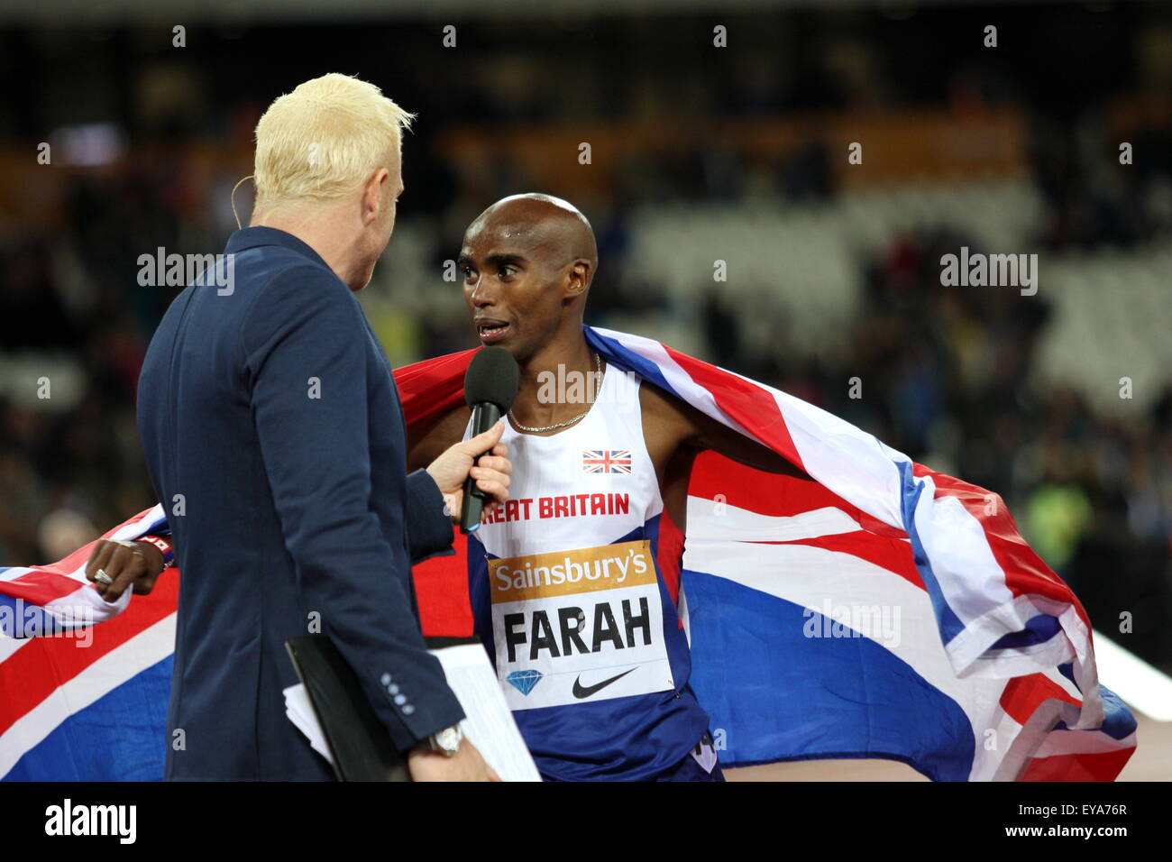 Londres, Royaume-Uni. 24 juillet, 2015. Mo Farah interviewée par Iwan Thomas après sa victoire au 3000m au cours de l'anniversaire de Sainsbury's Diamond League Jeux event au Queen Elizabeth Olympic Park le 24 juillet 2015 à London, UK Credit : Grant Burton/Alamy Live News Banque D'Images