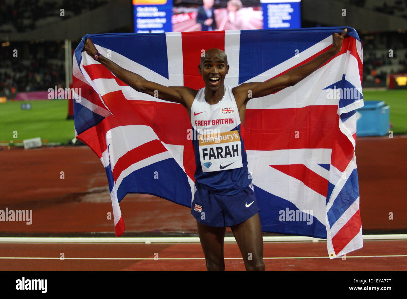 Londres, Royaume-Uni. 24 juillet, 2015. Mo Farah célébrer son 3000m victoire pendant le Sainsbury's anniversaire événement Jeux Diamond League au Queen Elizabeth Olympic Park le 24 juillet 2015 à London, UK Credit : Grant Burton/Alamy Live News Banque D'Images