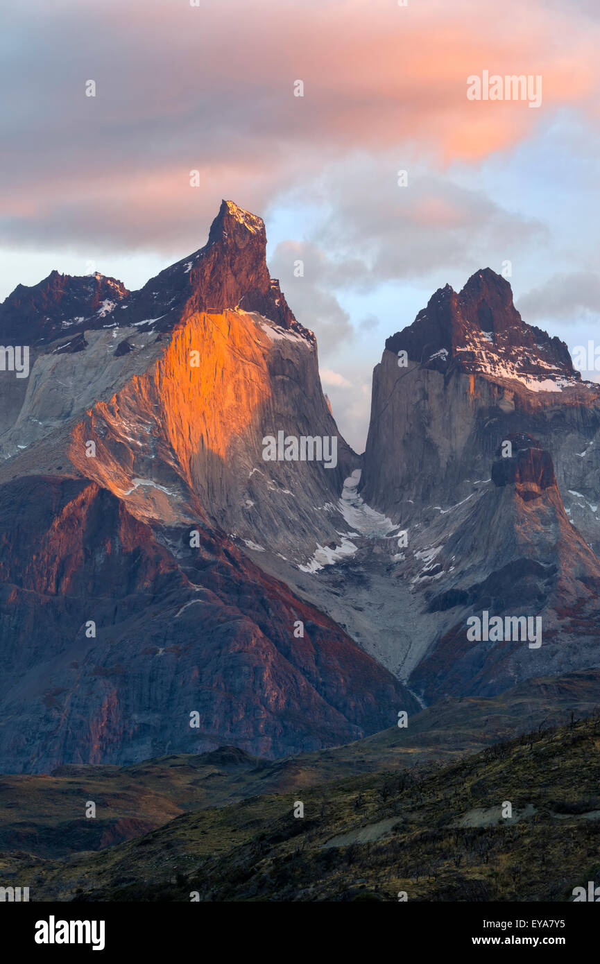 Lever de soleil sur l'Cuernos del Paine, Parc National Torres del Paine, Patagonie chilienne, Chili Banque D'Images