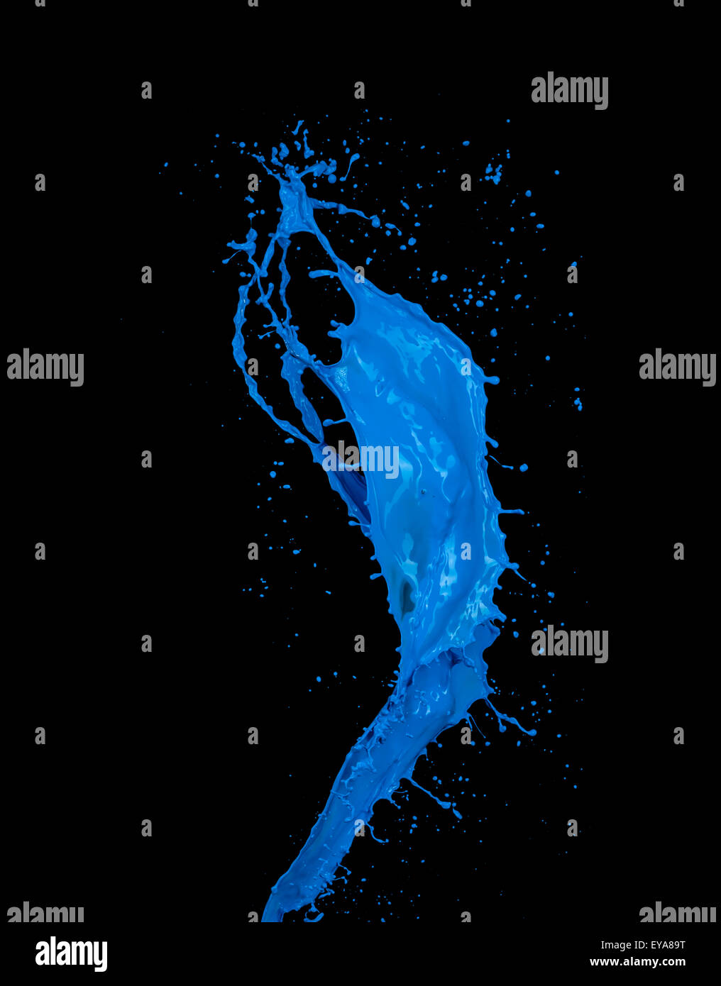 Splash de peinture bleue sur fond noir Banque D'Images