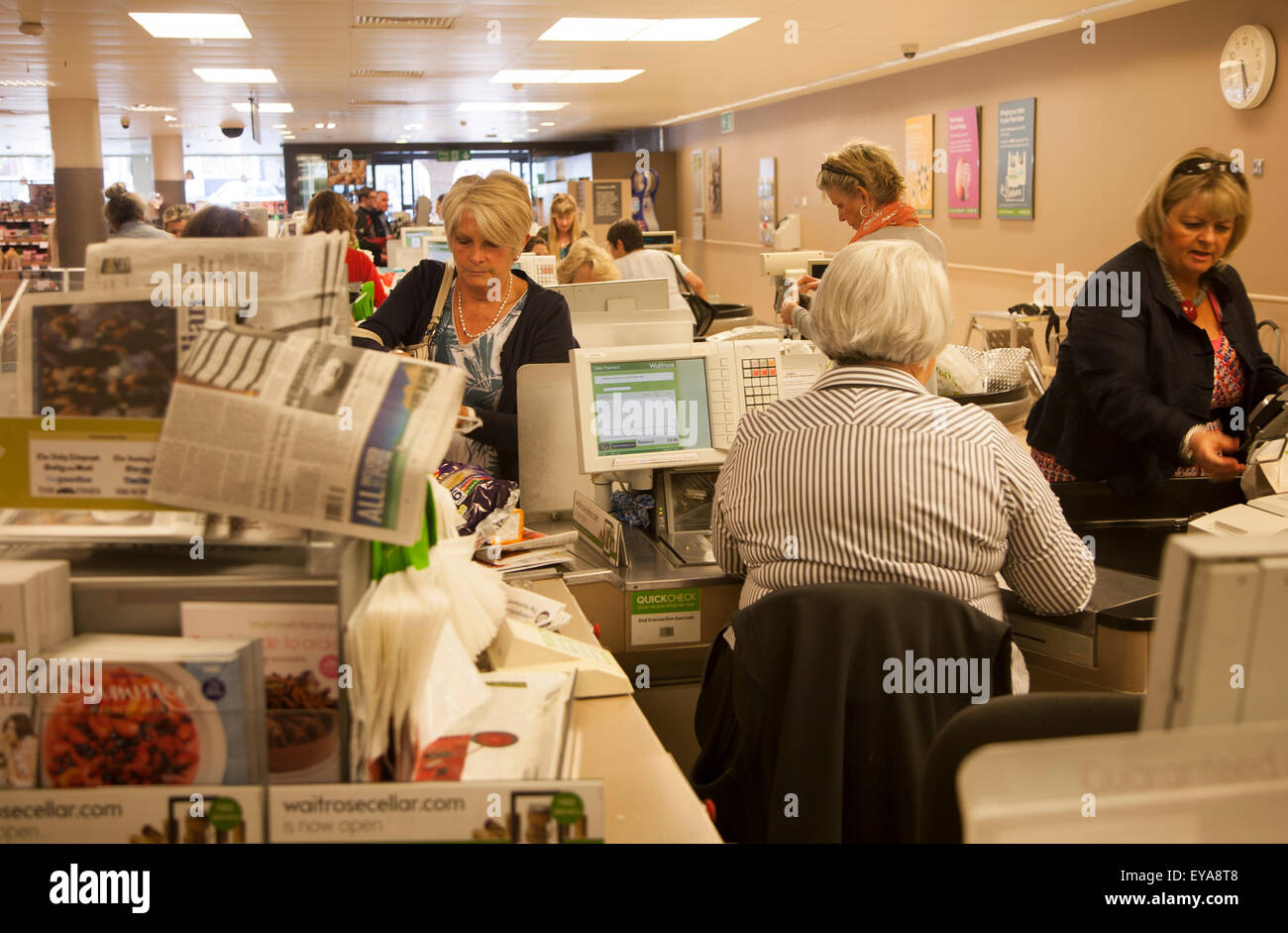 Les gens à l'intérieur des caisses de supermarchés Waitrose store, Marlborough, Wiltshire, England, UK Banque D'Images