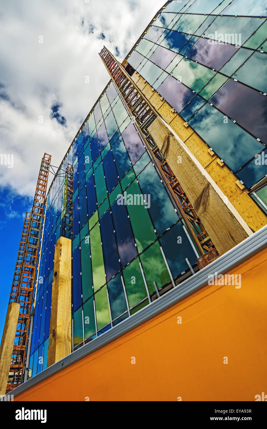 Détails de l'immeuble de bureaux moderne site de construction avec le verre et le métal comme matériaux constructifs Banque D'Images