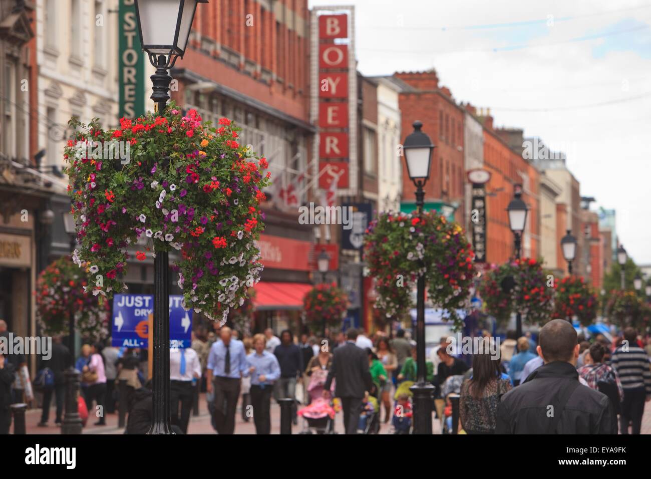 Dublin, Irlande ; personnes marchant sur O'Connell Street Banque D'Images