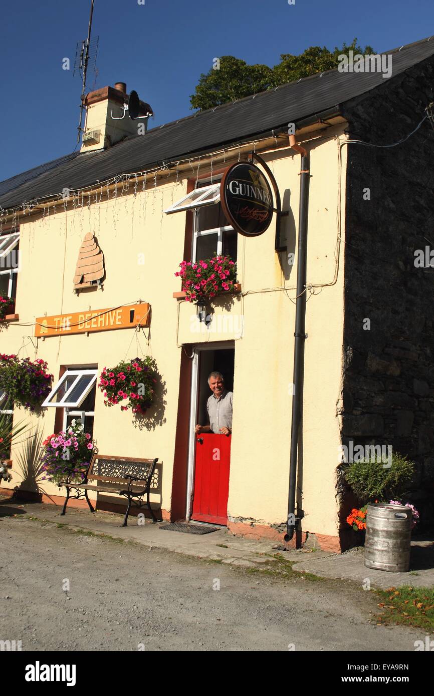 Homme debout à la porte de la ruche à Connonagh Bar à West Cork à Munster Région ; Connonagh, comté de Cork, Irlande Banque D'Images