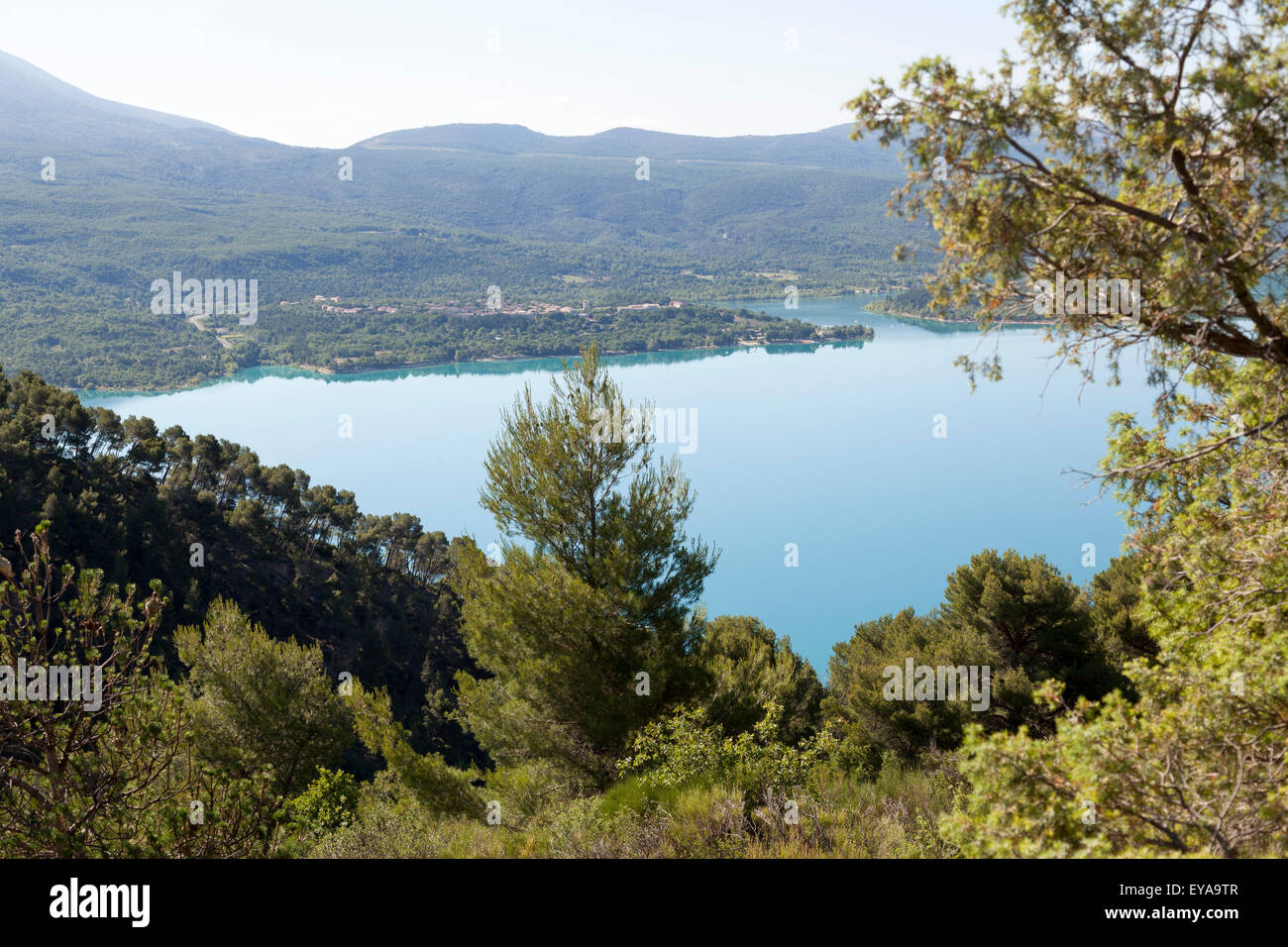 Le lac vu d'un point de vue près du village de Sainte-Croix du Verdon (Alpes de Haute Provence - France). Banque D'Images