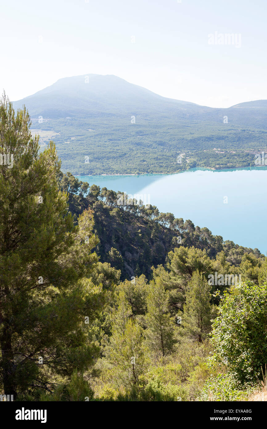 Le lac vu d'un point de vue près du village de Sainte-Croix du Verdon (Alpes de Haute Provence - France). Banque D'Images