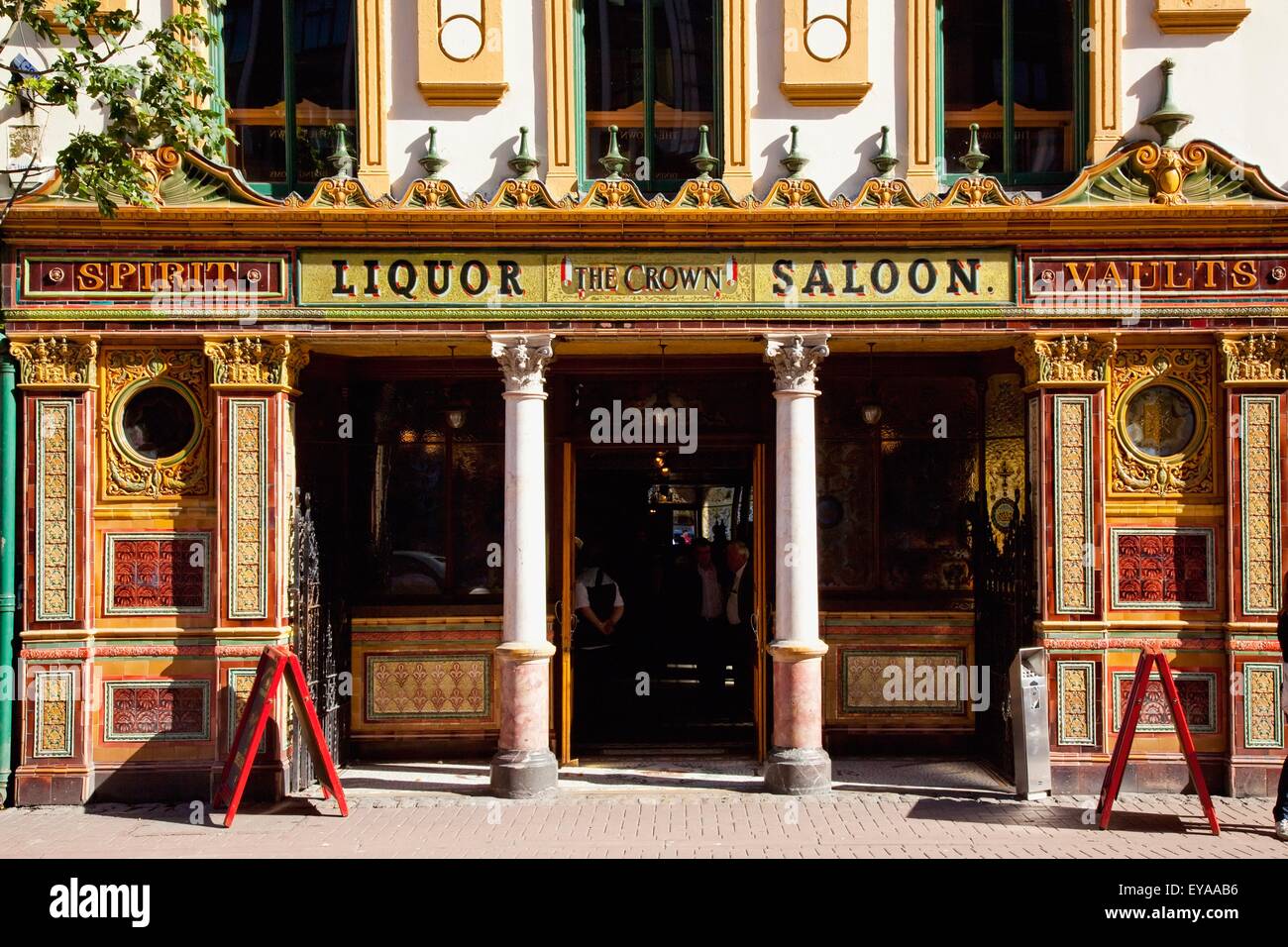 Le bar de la Couronne ; Belfast, le comté d'Antrim, Irlande Banque D'Images