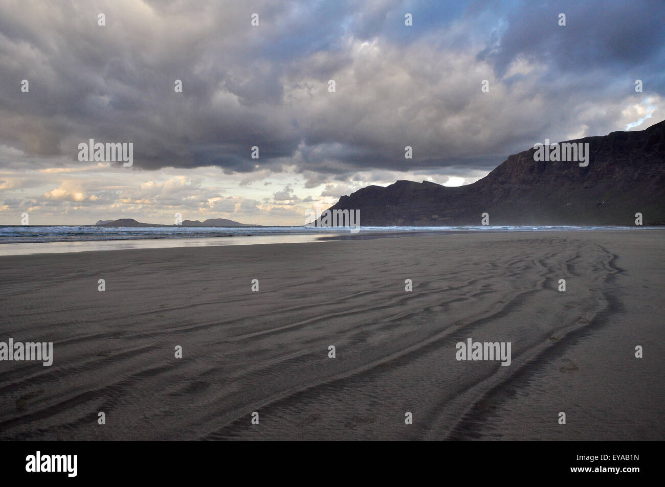 Plage de Famara à marée basse avec des lignes de sable et l'archipel de Chinijo à l'extrémité (parc naturel de l'archipel de Chinijo, Lanzarote, îles Canaries, Espagne) Banque D'Images