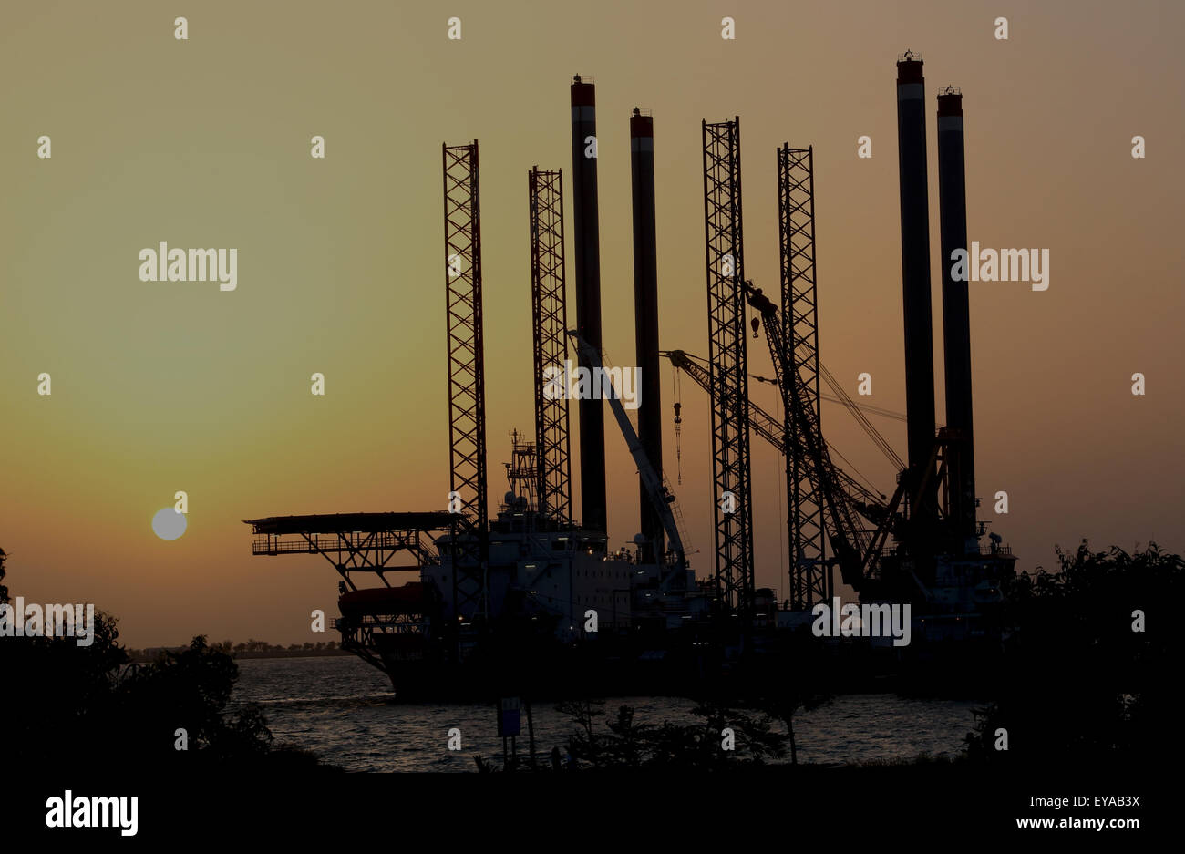 Plate-forme pétrolière au coucher du soleil - un coup de feu de port de Mina, Abu Dhabi, UAE Banque D'Images