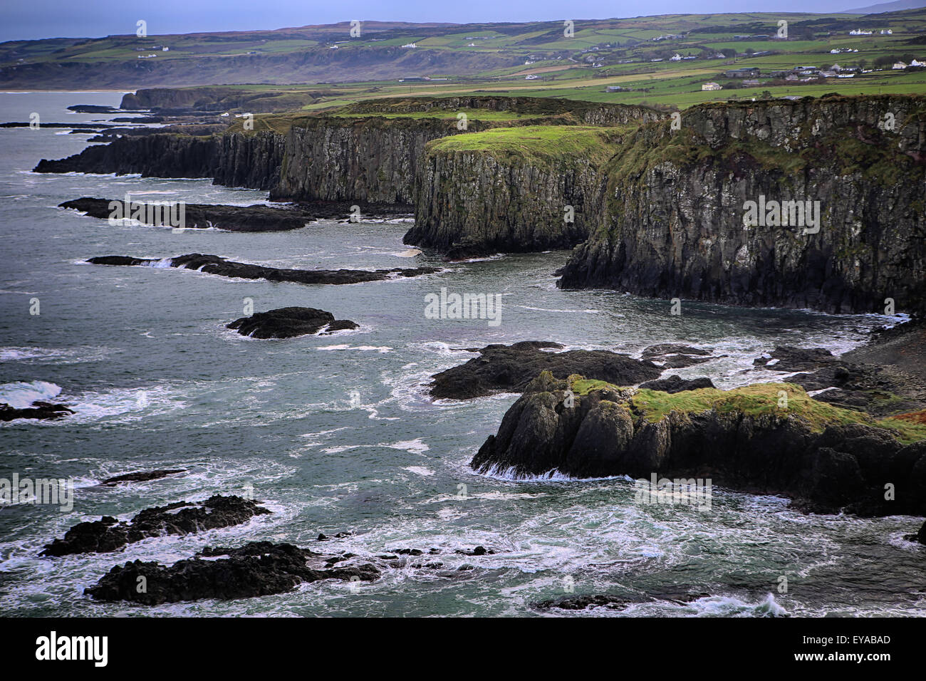 Falaises sur l'Océan Atlantique.le comté d'Antrim, en Irlande du Nord.UK Banque D'Images