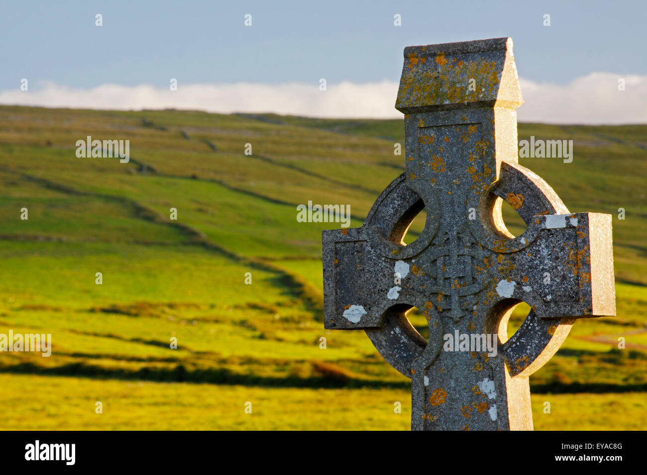 Croix celtique dans un cimetière de la région du Burren, Fanore, comté de Clare, Irlande Banque D'Images