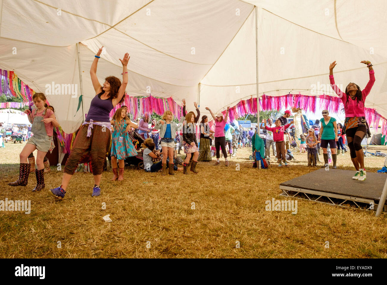 À l'atmosphère (WOMAD World of Music, Arts and Dance) Festival à Charlton Park le 25/07/2015 à Charlton Park, Malmesbury. Zumba famille entraînement dans le chlidrens zone du festival. Photo par Julie Edwards/Alamy Live News Banque D'Images