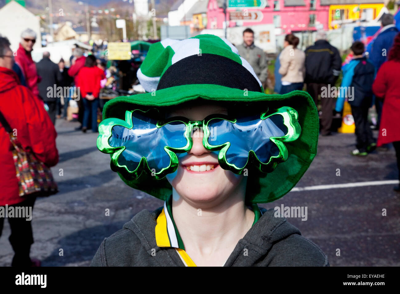 Boy Wearing Shamrock le verre et un chapeau pour la Saint Patrick, Sneem, comté de Kerry, Irlande Banque D'Images