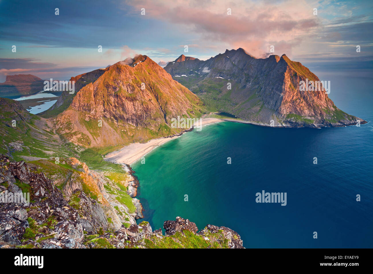 Image de Kvalvika Plage prises depuis le mont Ryten pendant le coucher du soleil. Banque D'Images