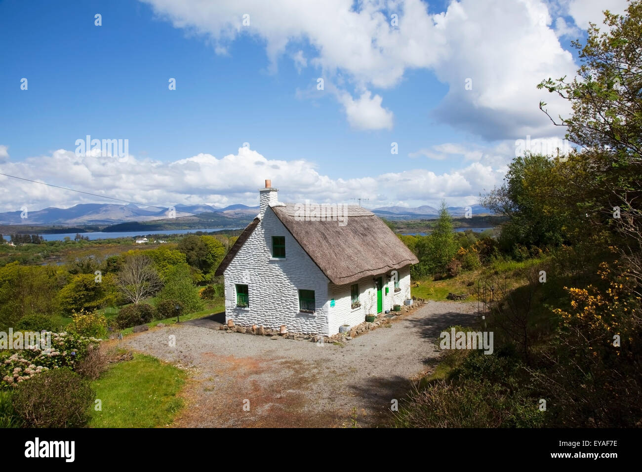 Une maison blanche avec cheminée et porte verte près de Kenmare County Kerry ireland; Banque D'Images