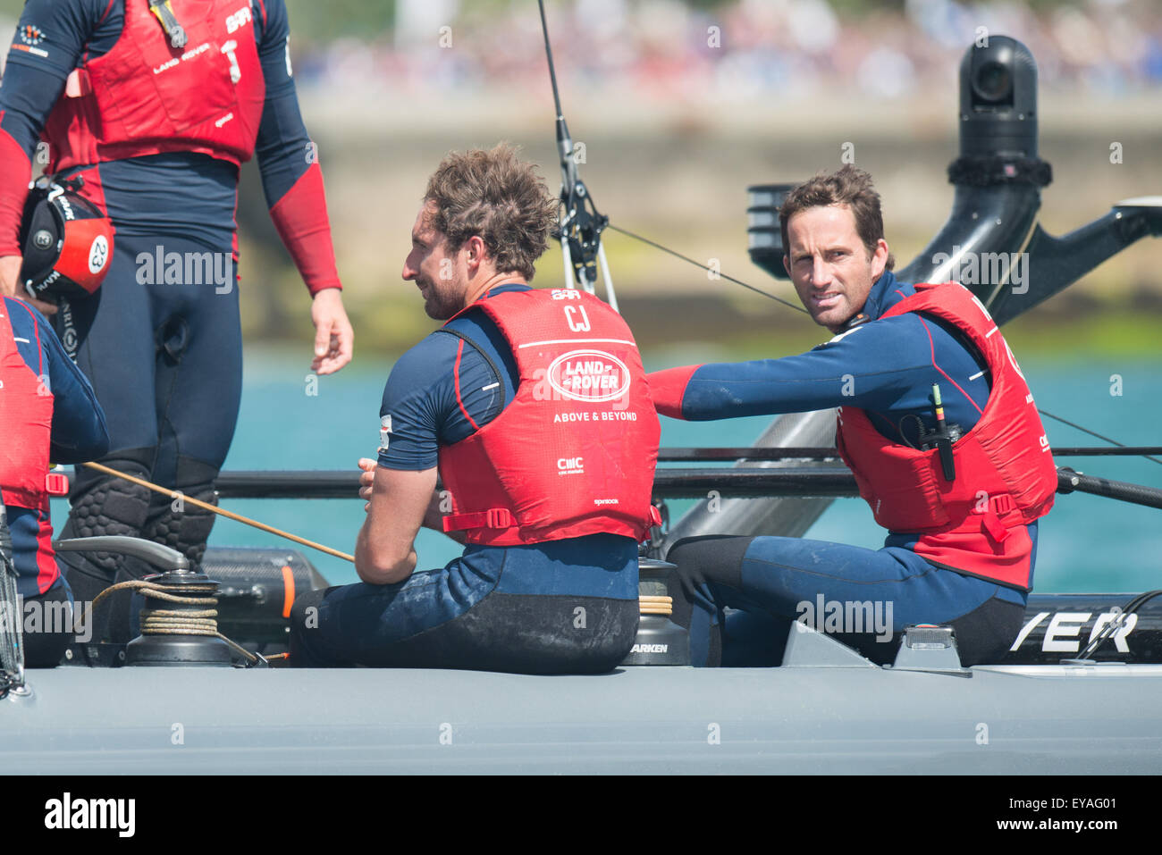 Portsmouth, Royaume-Uni. 25 juillet 2015. Ben Ainslie ressemble à l'appareil photo après avoir félicité l'équipe après leur deuxième place dans la deuxième course de l'America's Cup à Portsmouth. Credit : MeonStock/Alamy Live News Banque D'Images