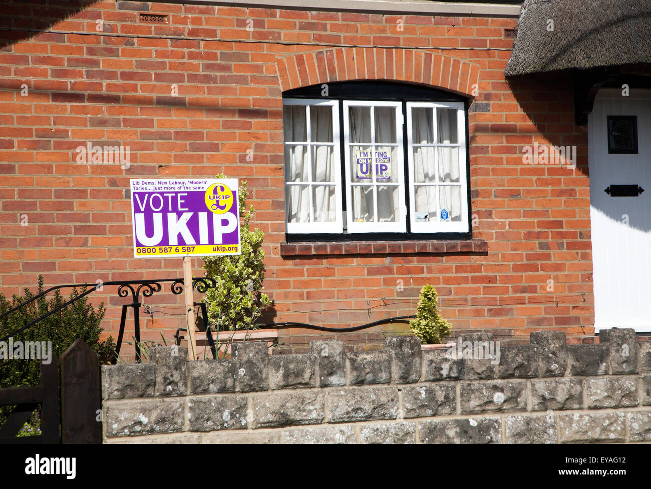 L'UKIP Vote poster affiché dans jardin, Wiltshire, Angleterre, Royaume-Uni - Mai 2014 Banque D'Images