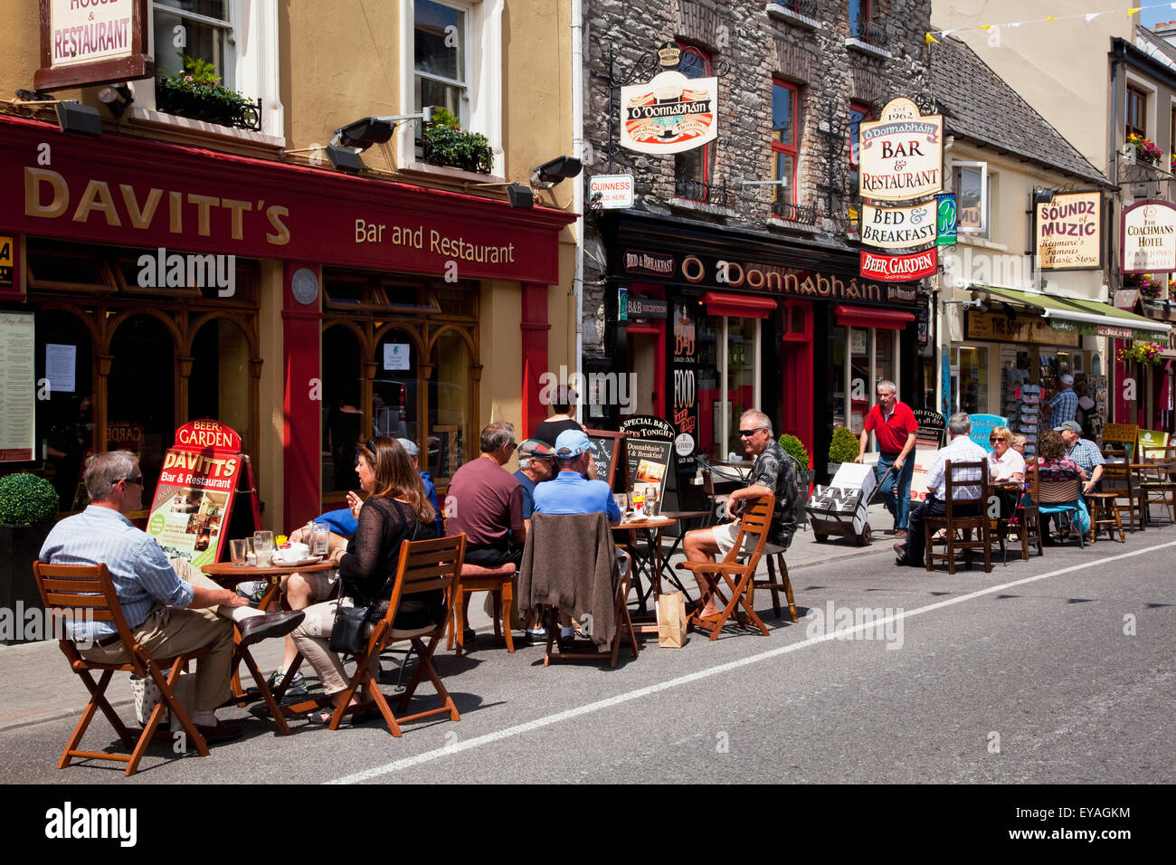 Les clients assis sur les terrasses des restaurants à l'extérieur ; Kenmare, comté de Kerry, Irlande Banque D'Images