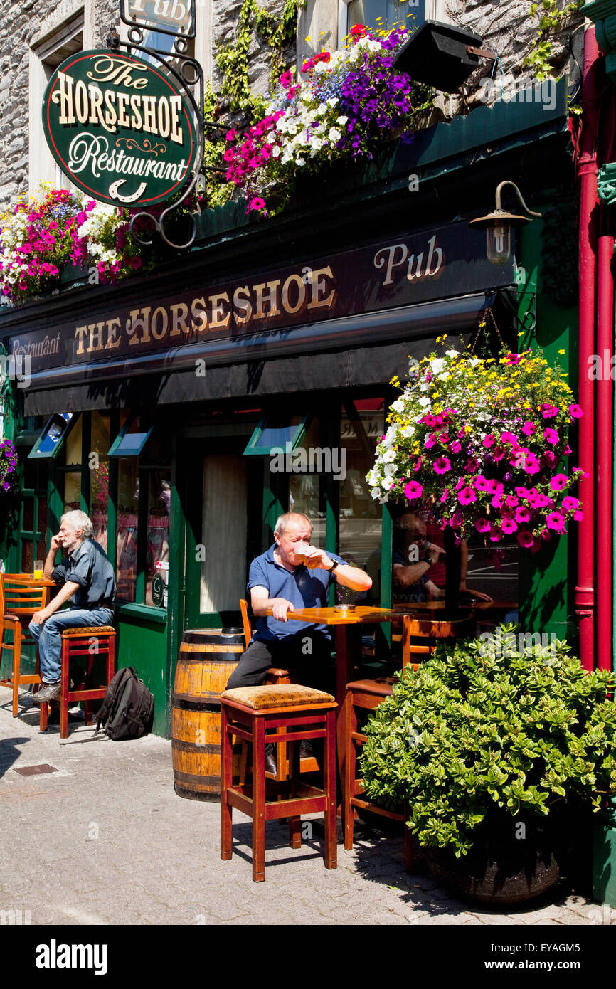 Les clients de la Pub Horseshoe ; Kenmare, comté de Kerry, Irlande Banque D'Images