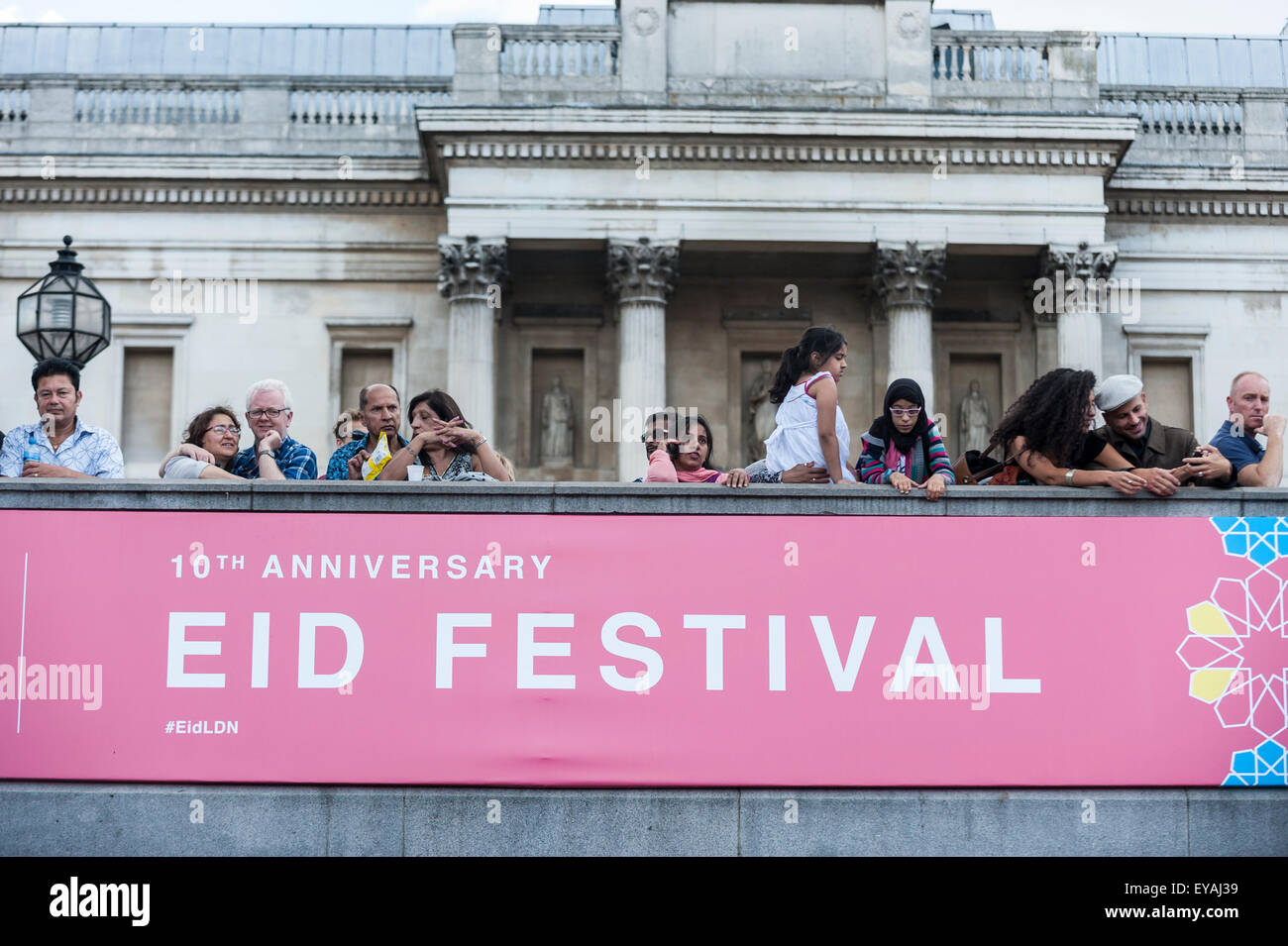 Londres, Royaume-Uni. 25 juillet 2015. L'EID Festival célèbre la fin du Ramadan et un événement annuel a lieu à Trafalgar Square. Cette année marque le 10e anniversaire de l'événement gratuit comme des milliers de Londoniens et touristes chef à la place d'écouter de la musique, des exemples de produits alimentaires en provenance de partout dans le monde ainsi que prendre part à des activités spéciales. Crédit : Stephen Chung / Alamy Live News Banque D'Images