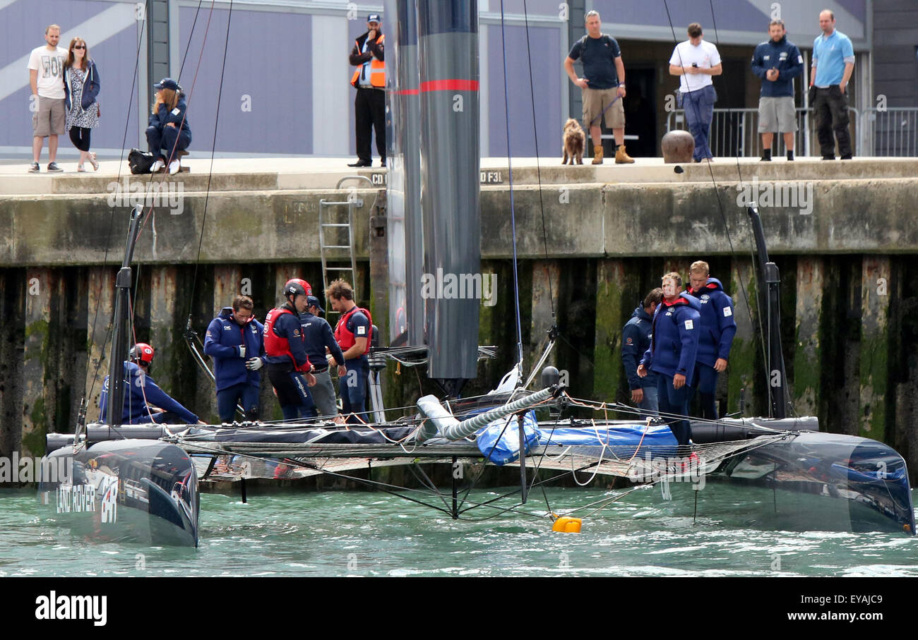 Southsea, Hampshire, Royaume-Uni. Le 25 juillet, 2015. America's Cup World Series Portsmouth sur l'eau avec BAR - deux messieurs sur un bateau. Sir Ben Ainslie et Sir Charles Dunstone Président du Bar à bord en tant qu'invité pour la course d'aujourd'hui à Portsmouth Crédit : uknip/ Alamy Live News Banque D'Images