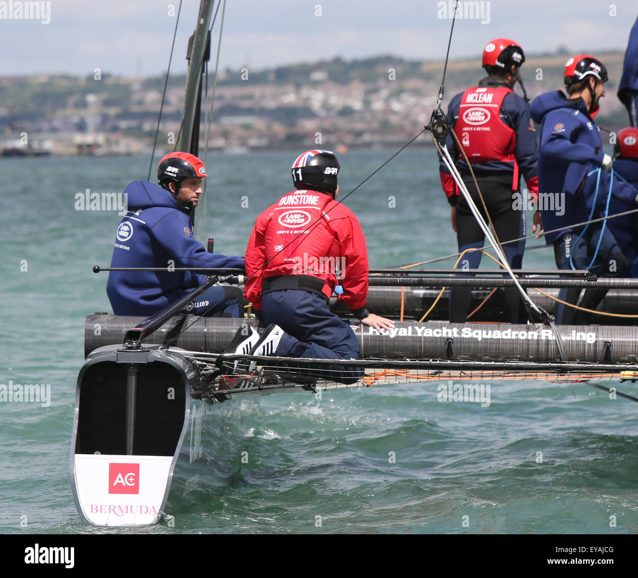 Southsea, Hampshire, Royaume-Uni. Le 25 juillet, 2015. America's Cup World Series Portsmouth sur l'eau avec BAR - deux messieurs sur un bateau. Sir Ben Ainslie et Sir Charles Dunstone Président du Bar à bord en tant qu'invité pour la course d'aujourd'hui à Portsmouth Crédit : uknip/ Alamy Live News Banque D'Images