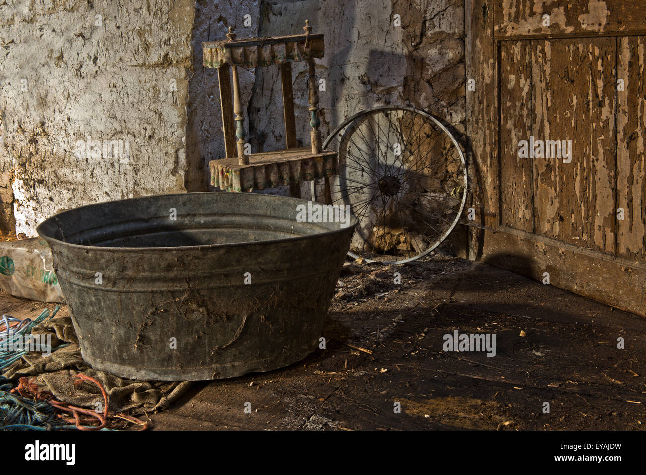 Urban explorer d'une ferme abandonnée en Belgique qui a encore la plupart de ses fonctionnalités et de meubles. Banque D'Images