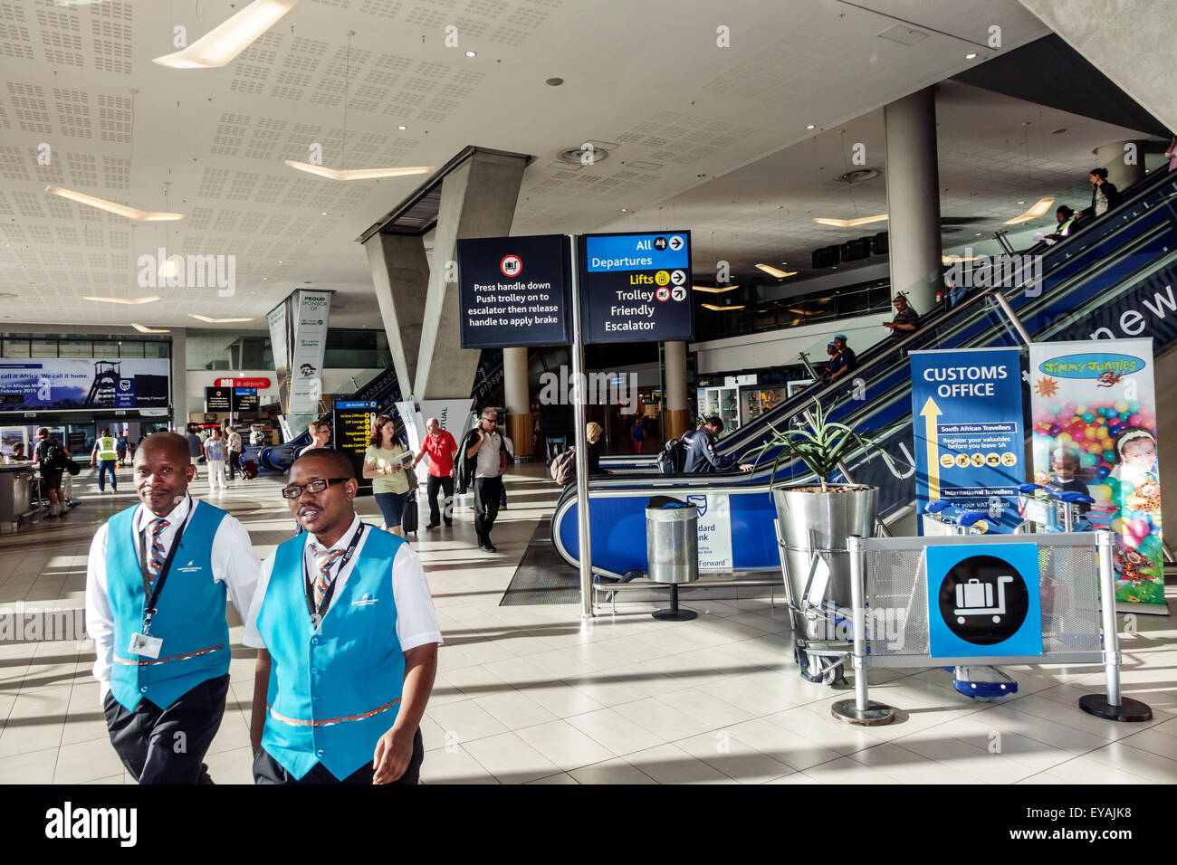 Cape Town Afrique du Sud,aéroport international,CPT,terminal,Black man men male,employee worker Workers working staff,employees,uniforme,intérieur,S Banque D'Images