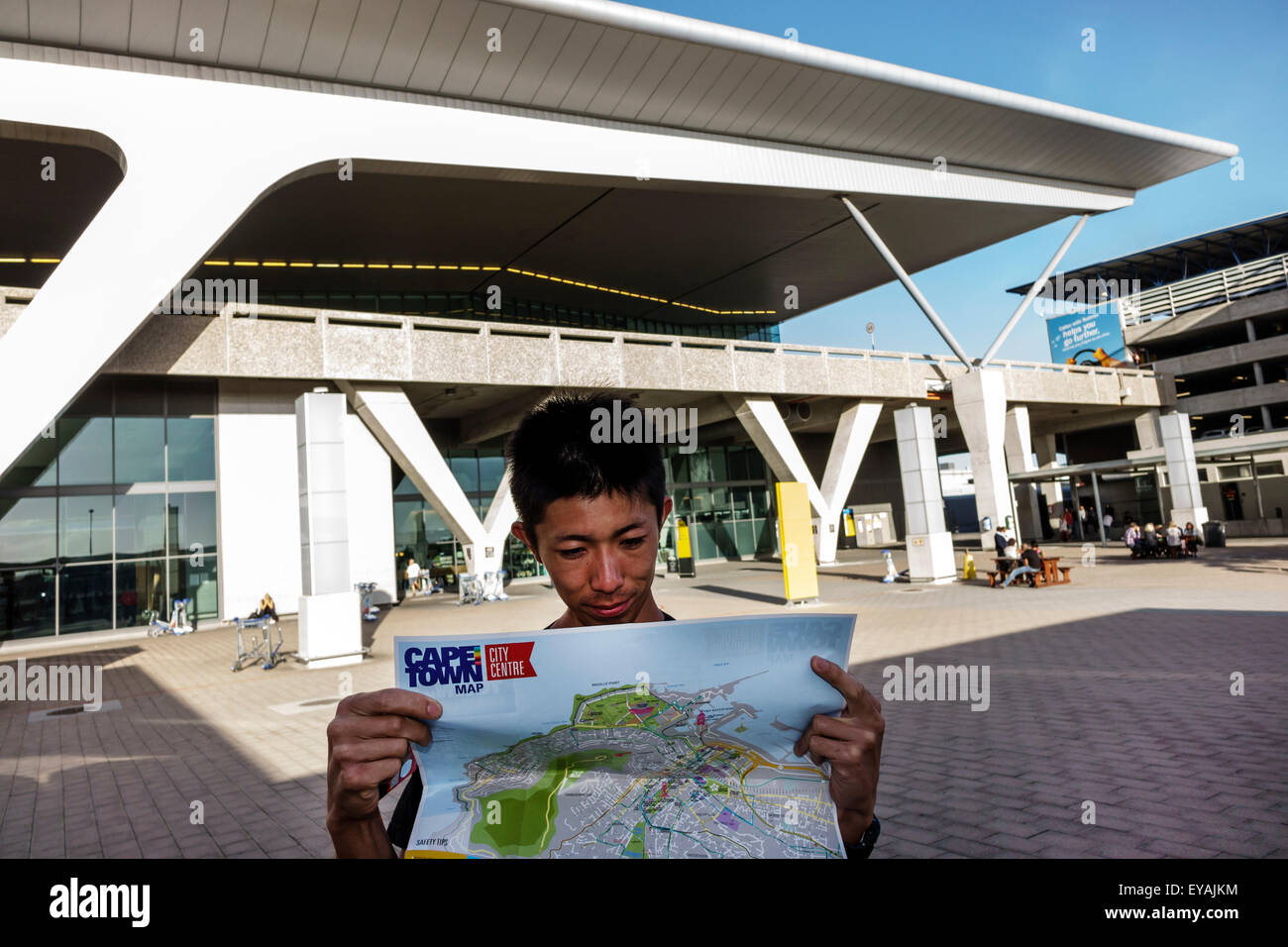 Cape Town Afrique du Sud,aéroport international,CPT,terminal,extérieur,homme asiatique homme homme,lecture,carte,SAfri150308040 Banque D'Images
