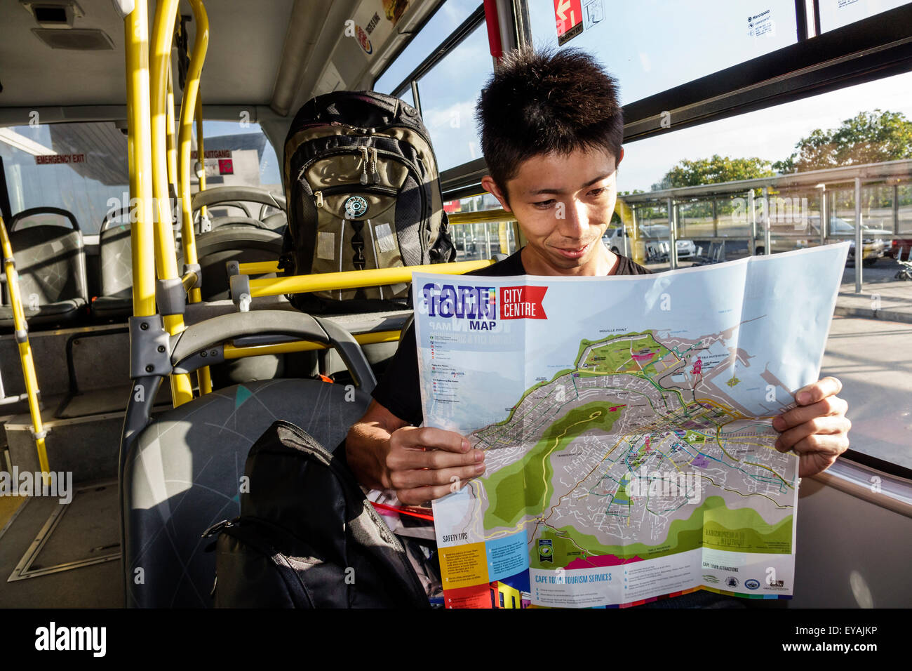Cape Town Afrique du Sud,aéroport international,CPT,homme asiatique hommes,lecture,carte,bus MyCiTi,autocar,passagers rider riders,rider,assis,Safri Banque D'Images