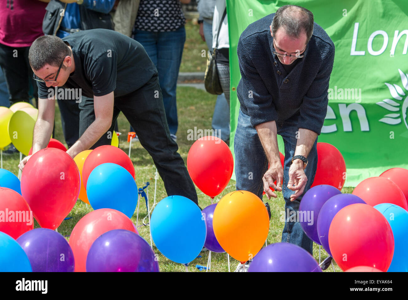 Londres, Royaume-Uni. 25 juillet, 2015. Des centaines de militants se rassemblent en face des chambres du Parlement à l'appel pour le vote la réforme dans le Royaume-Uni. Ballons ont été plantés en cour du Palais Vieux et puis certains ont été jusqu'à représenter ce qu'ils prétendent est l'injustice de la "First Past the Post' système électoral. Credit : Pete Maclaine/Alamy Live News Banque D'Images